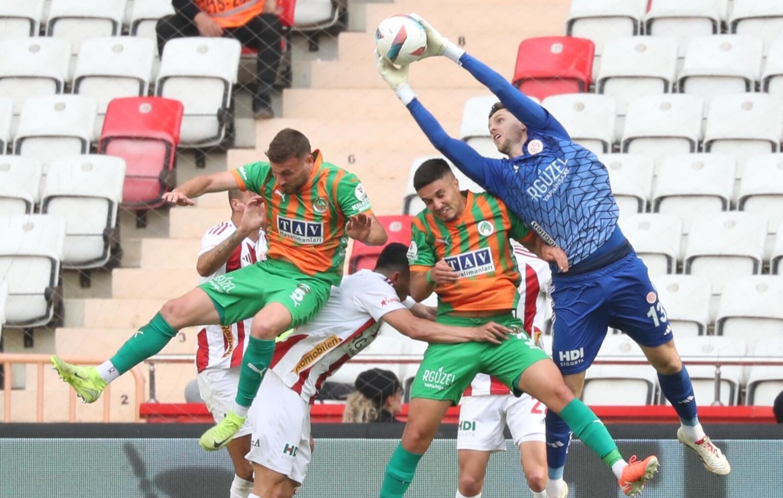 Antalyaspor’a Son Engel Kenan Piric’ten! Boşnak Kaleciden 500 Bin Euro’luk Fatura (4)