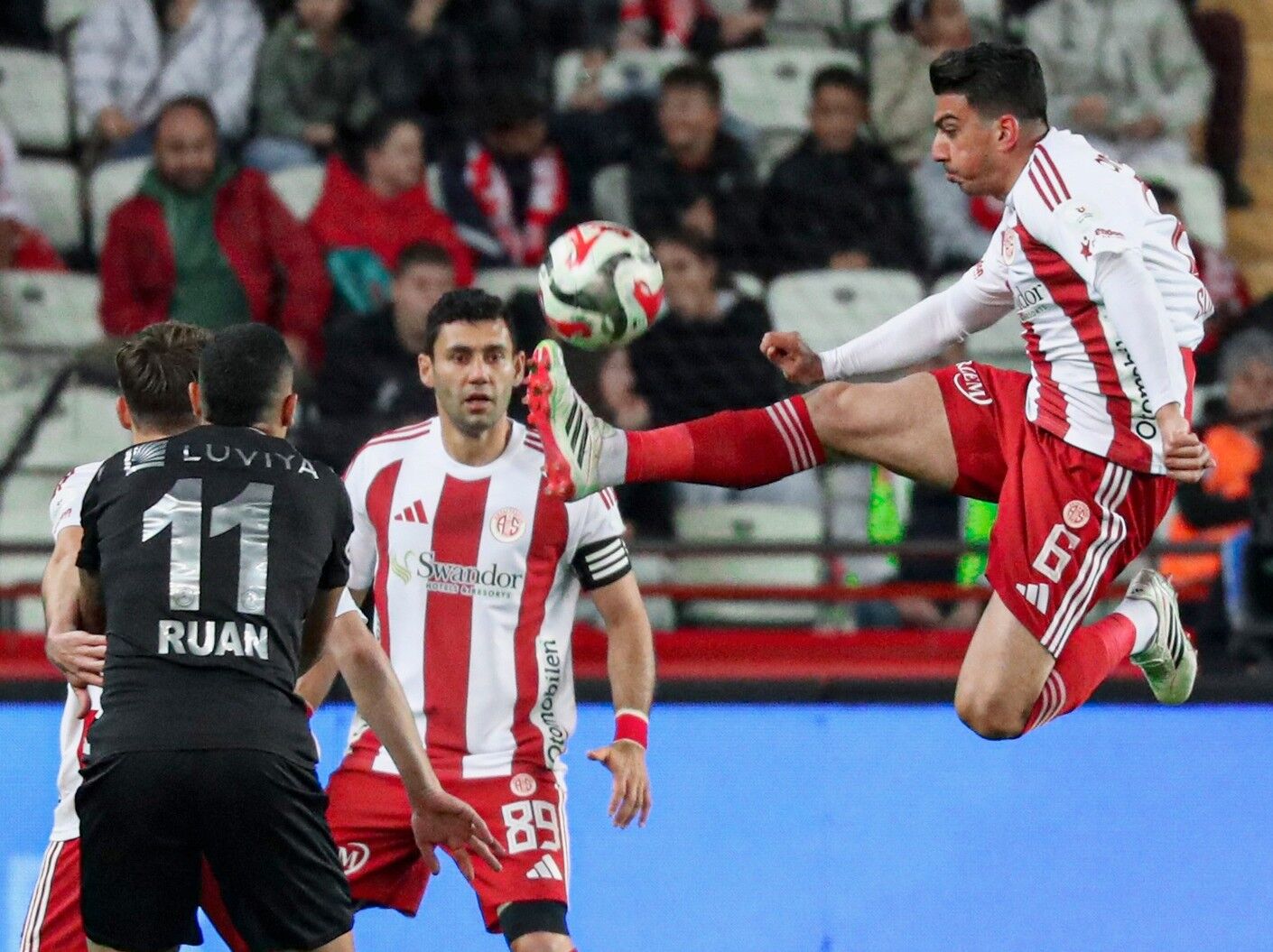 Antalyaspor’da Ikinci Ayrılık Gerçekleşiyor! O Futbolcu Antalyaspor’un Rakibi Ile Anlaştı (1)