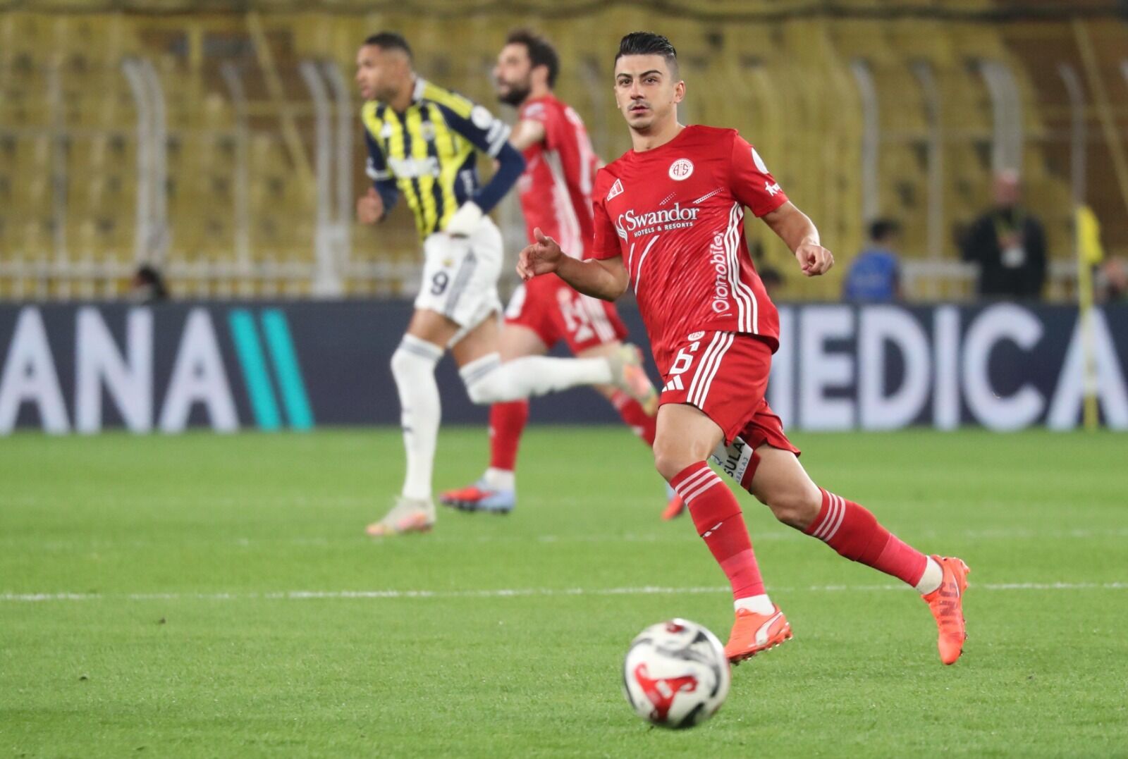 Antalyaspor’da Ikinci Ayrılık Gerçekleşiyor! O Futbolcu Antalyaspor’un Rakibi Ile Anlaştı (4)
