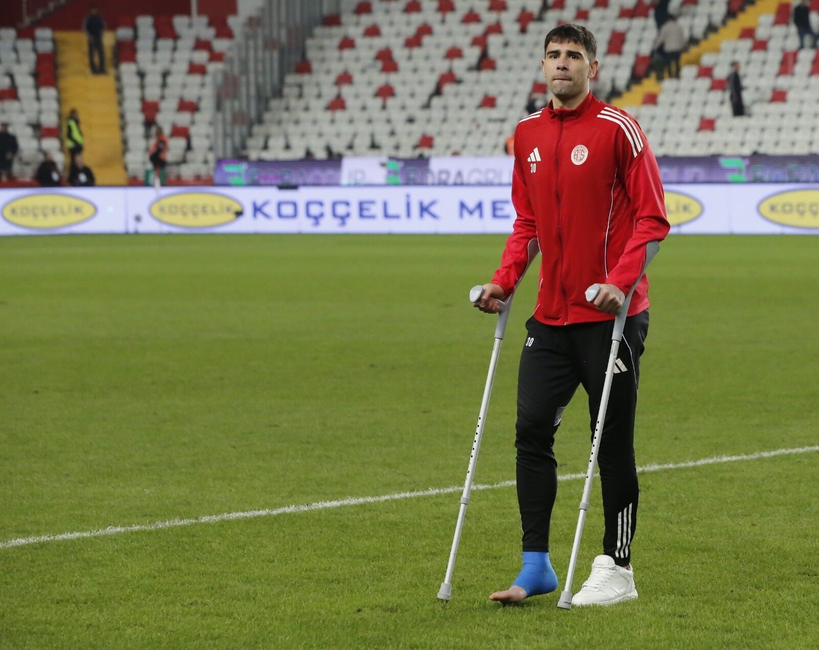 Antalyaspor’un En Pahalı Oyuncusu Ayrılıyor! Menajeri Arjantin Ve Meksika’da Takım Arıyor (2)