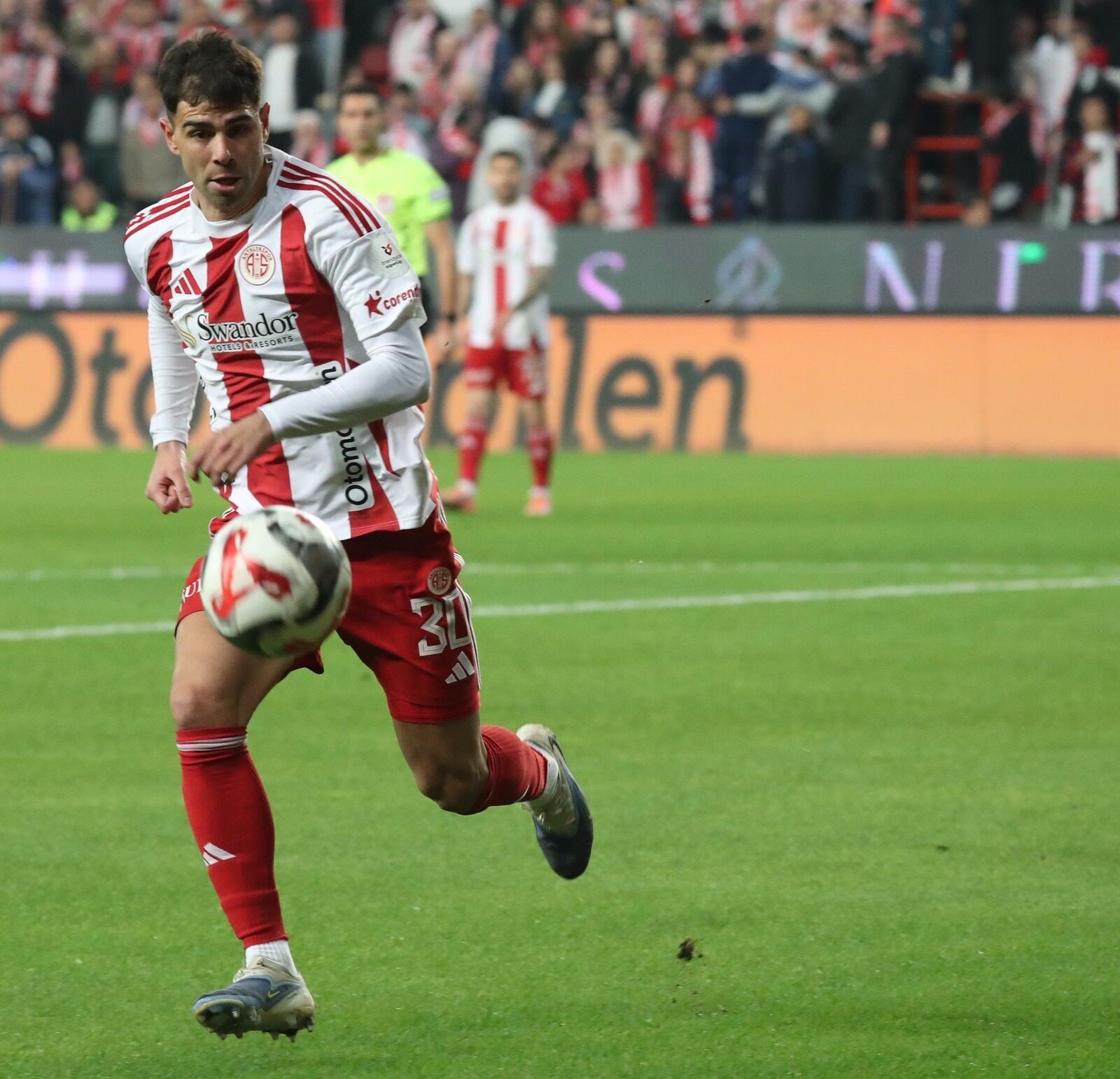 Antalyaspor’un En Pahalı Oyuncusu Ayrılıyor! Menajeri Arjantin Ve Meksika’da Takım Arıyor (3)