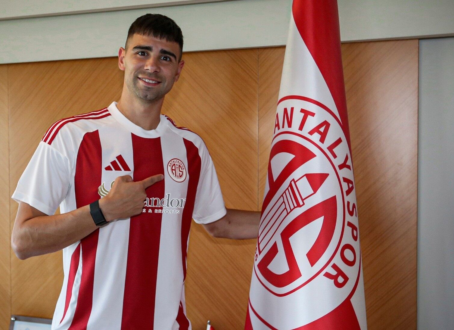 Antalyaspor’un En Pahalı Oyuncusu Ayrılıyor! Menajeri Arjantin Ve Meksika’da Takım Arıyor (4)