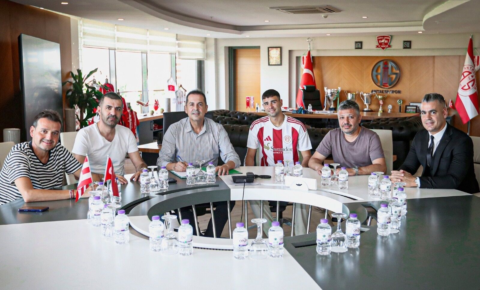 Antalyaspor’un En Pahalı Oyuncusu Ayrılıyor! Menajeri Arjantin Ve Meksika’da Takım Arıyor (5)