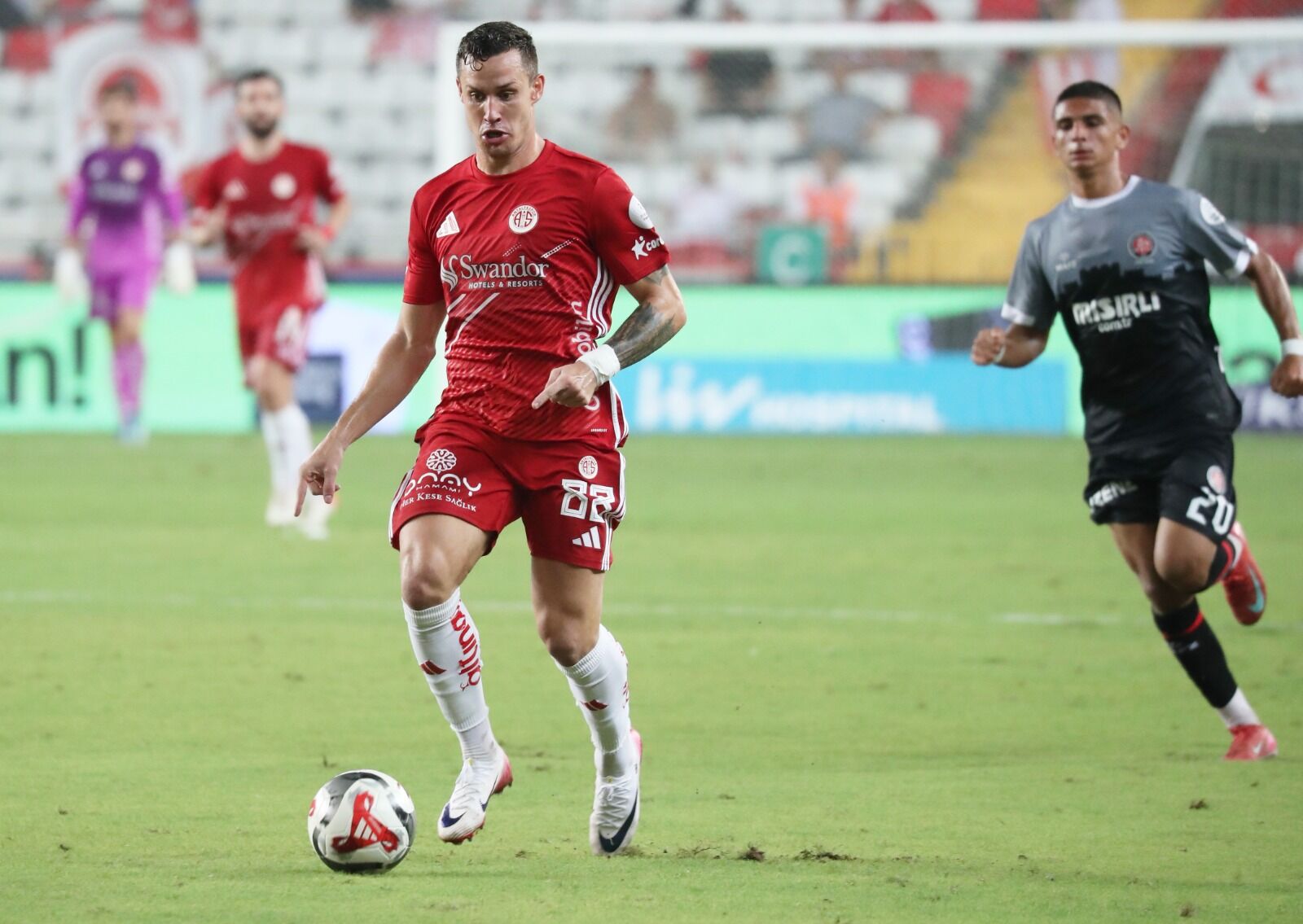 Antalyaspor’un Futbolcusuna Yunanistan Ve İngiltere Talip (4)
