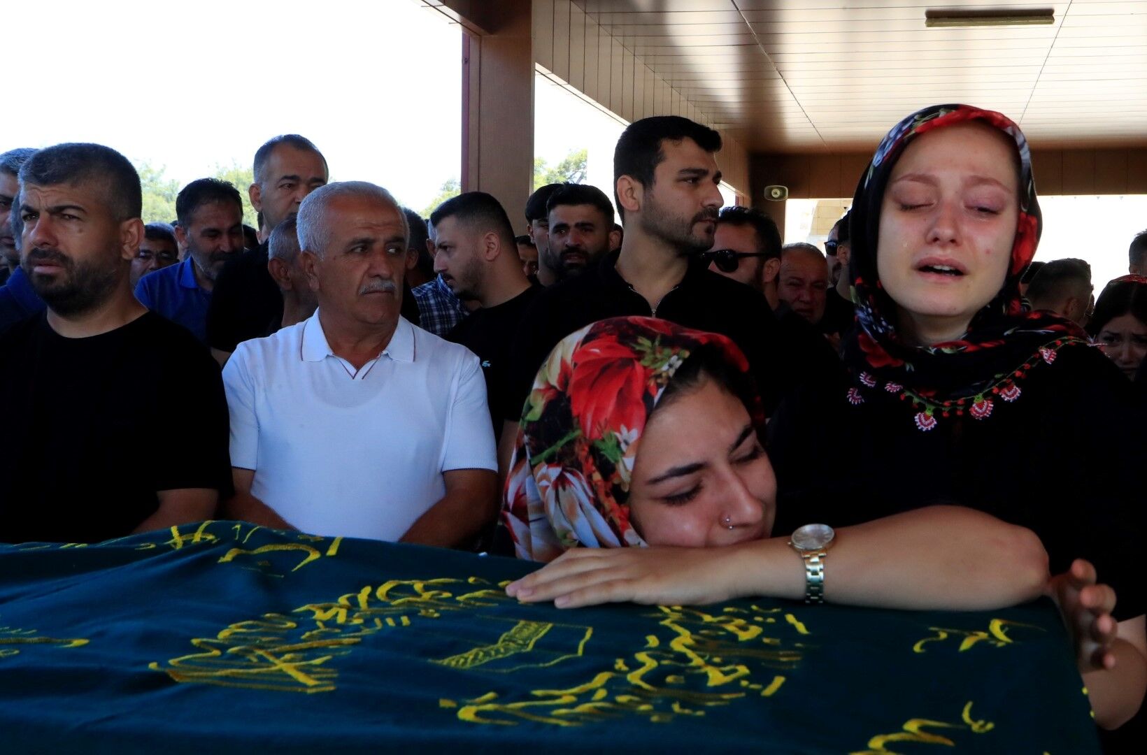 Bir Mezarda Iki Acı Baba, Oğlu Yan Yana Toprağa Verildi (2)