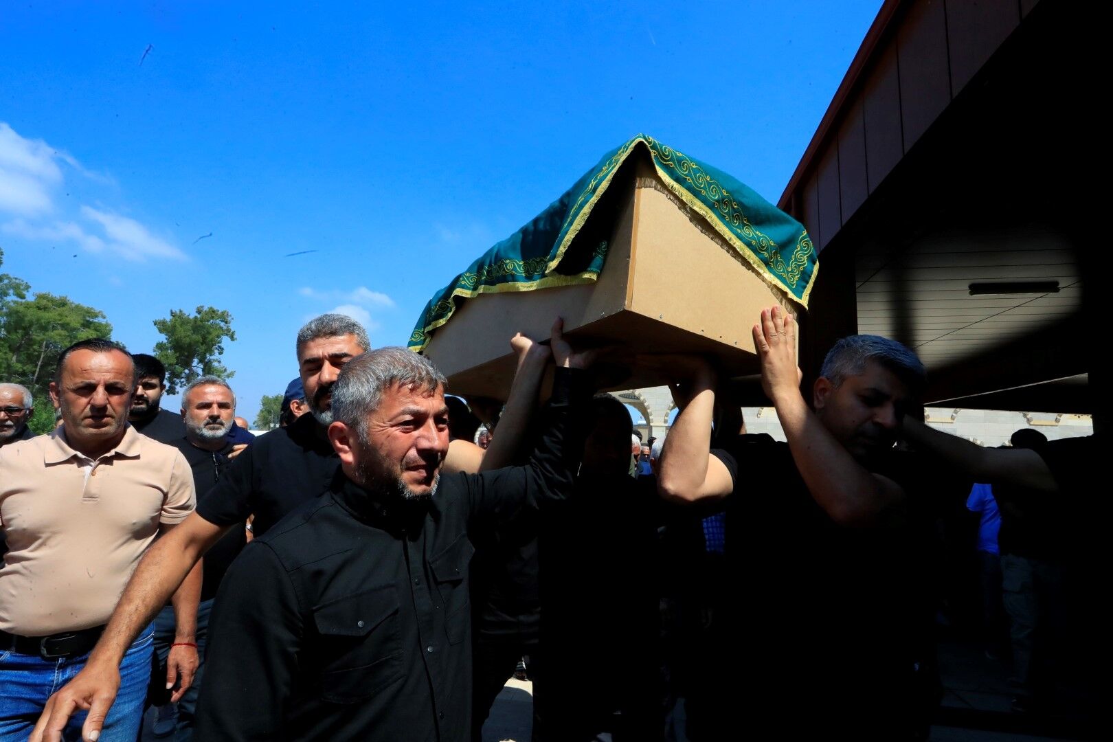 Bir Mezarda Iki Acı Baba, Oğlu Yan Yana Toprağa Verildi (3)