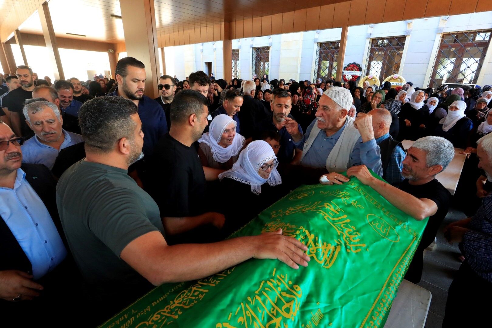 Bir Mezarda Iki Acı Baba, Oğlu Yan Yana Toprağa Verildi (5)