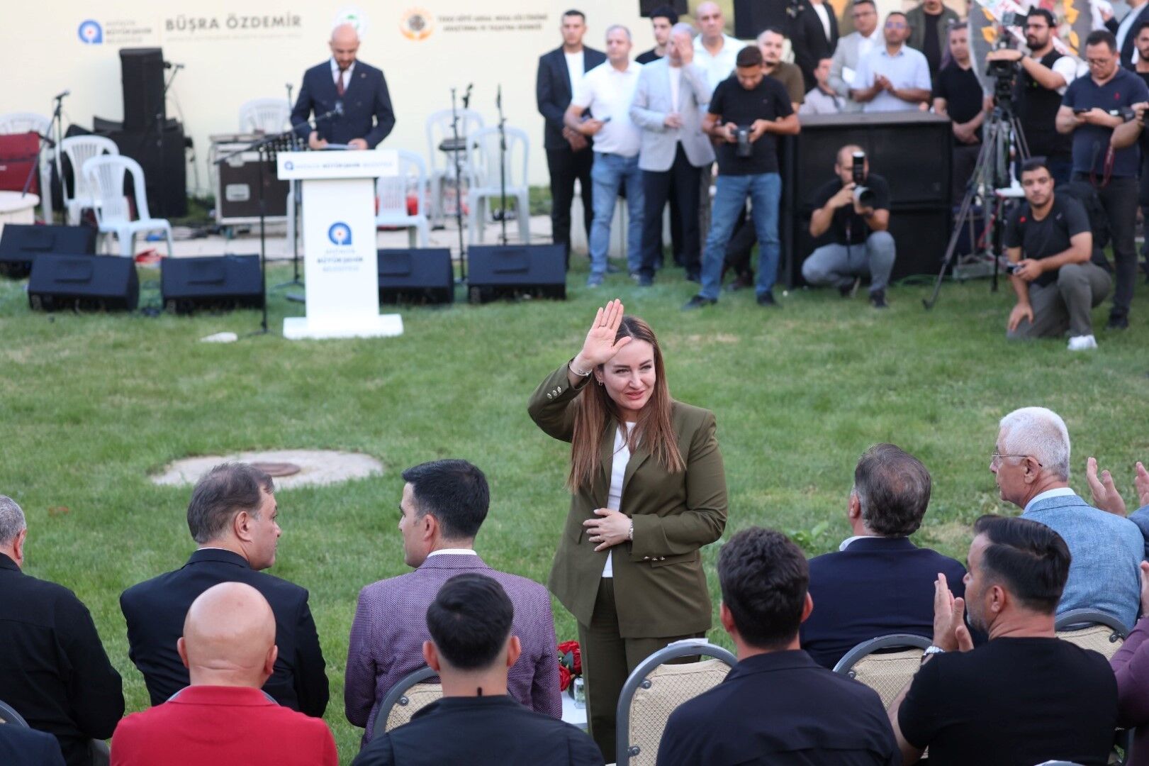 Büşra Özdemir’den Anlamlı Mesaj; “Rüzgarda Savrulurlar” (1)-1
