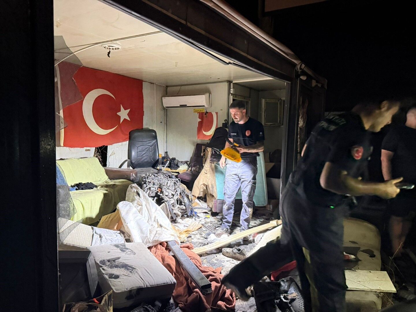 Direğe Çarpan Otomobilin Motoru Fırlayıp Işçilerin Kaldığı Barakaya Uçtu (2)
