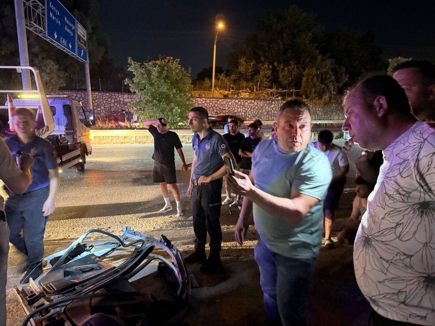 Direğe Çarpan Otomobilin Motoru Fırlayıp Işçilerin Kaldığı Barakaya Uçtu (3)