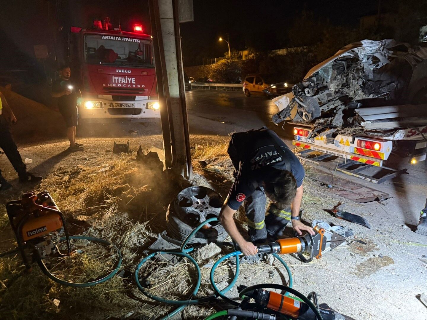 Direğe Çarpan Otomobilin Motoru Fırlayıp Işçilerin Kaldığı Barakaya Uçtu (5)