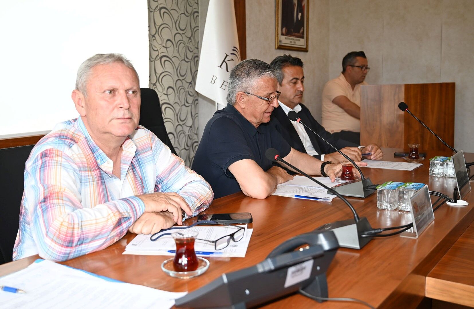 Kemer Belediyesi’nin Meclisinde Gazeteciler Ele Alındı (1)