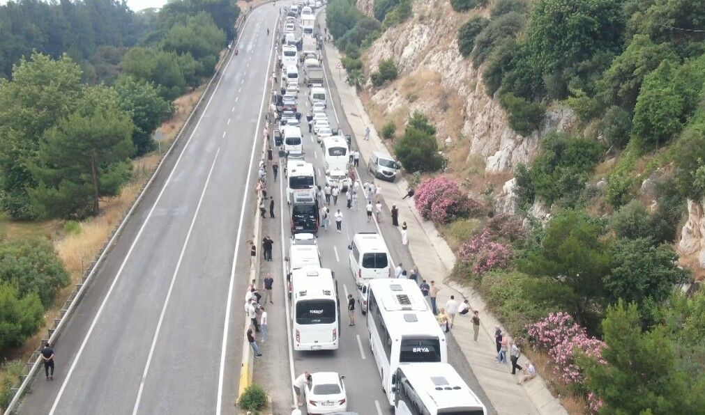 Kemer Yolunda Trafik Kazası Turistler Bavullarıyla Yürüdü (2)