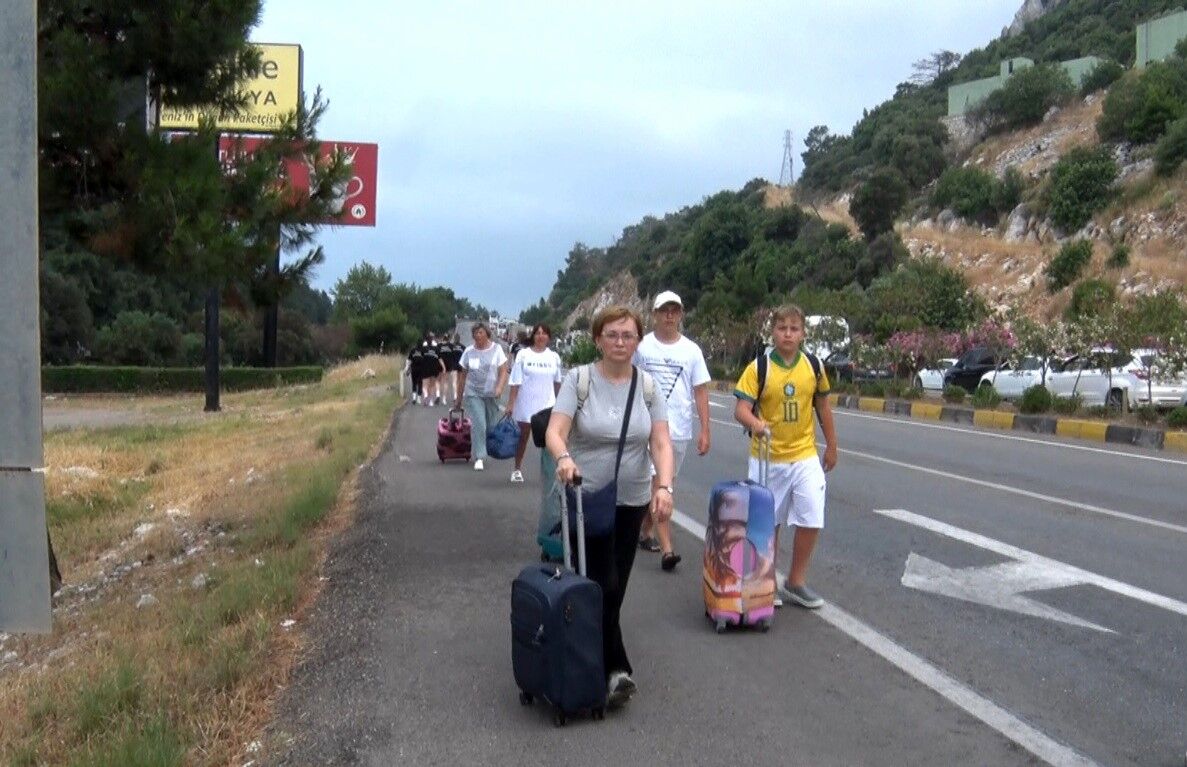 Kemer Yolunda Trafik Kazası Turistler Bavullarıyla Yürüdü (3)