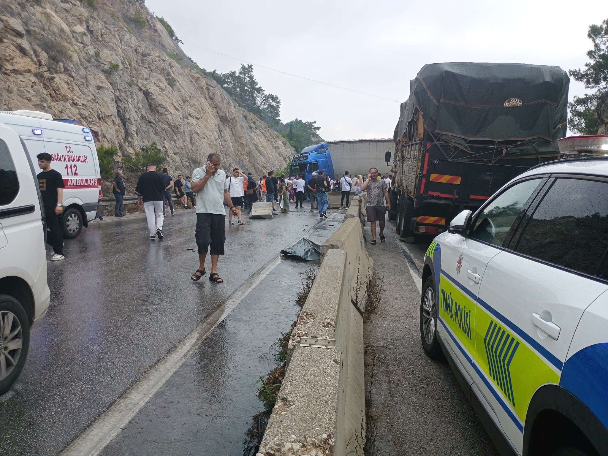 Kemer Yolunda Trafik Kazası Turistler Bavullarıyla Yürüdü (4)