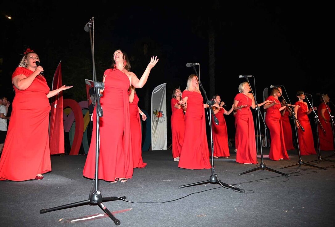 Kemer’de Rus Ukraynalı Ve Belaruslu Kadınlar Barış Için Aynı Sahnede Buluştu (1)