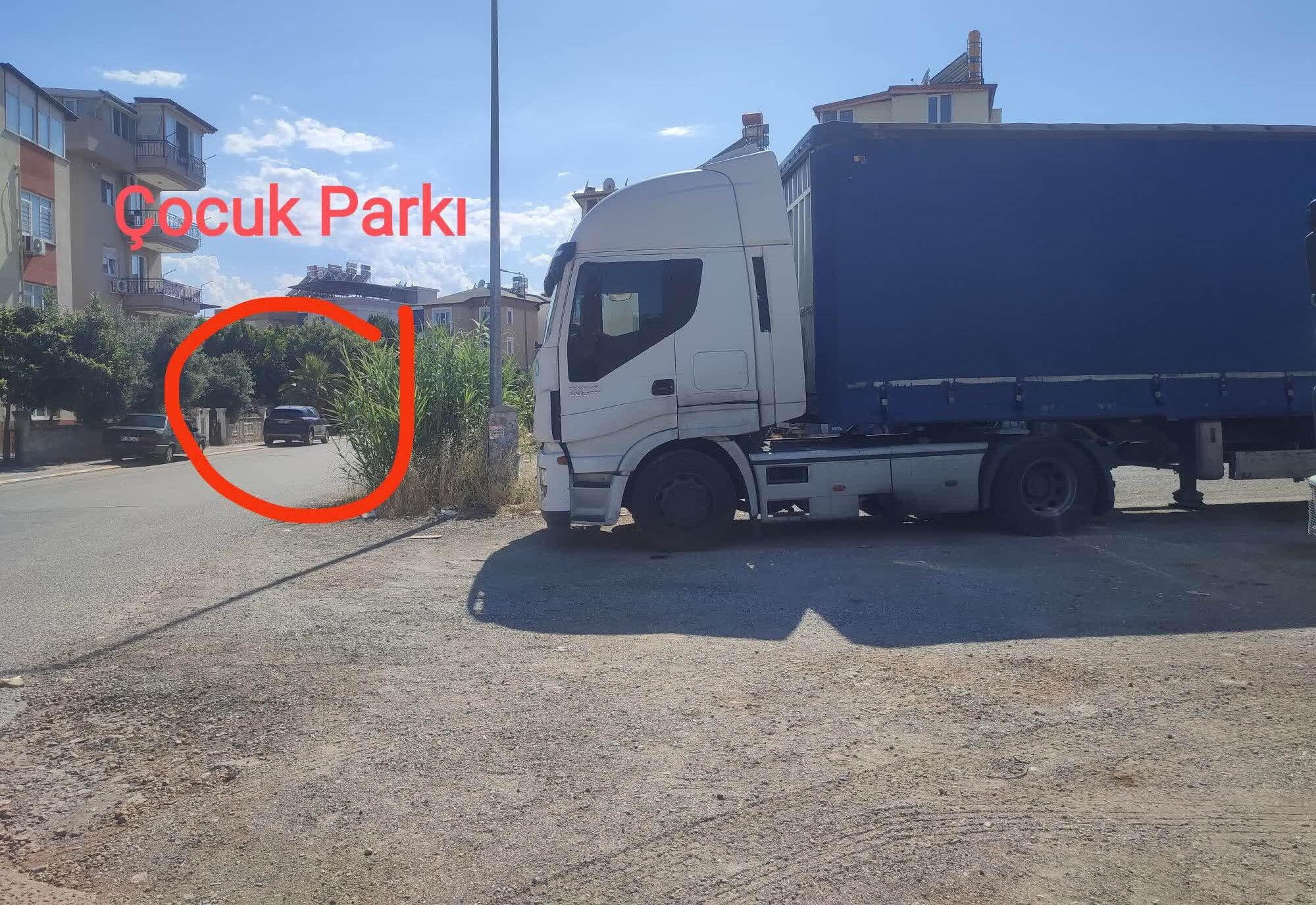 Kepez’deki Mahalle Aralarında Tır Krizi (1)