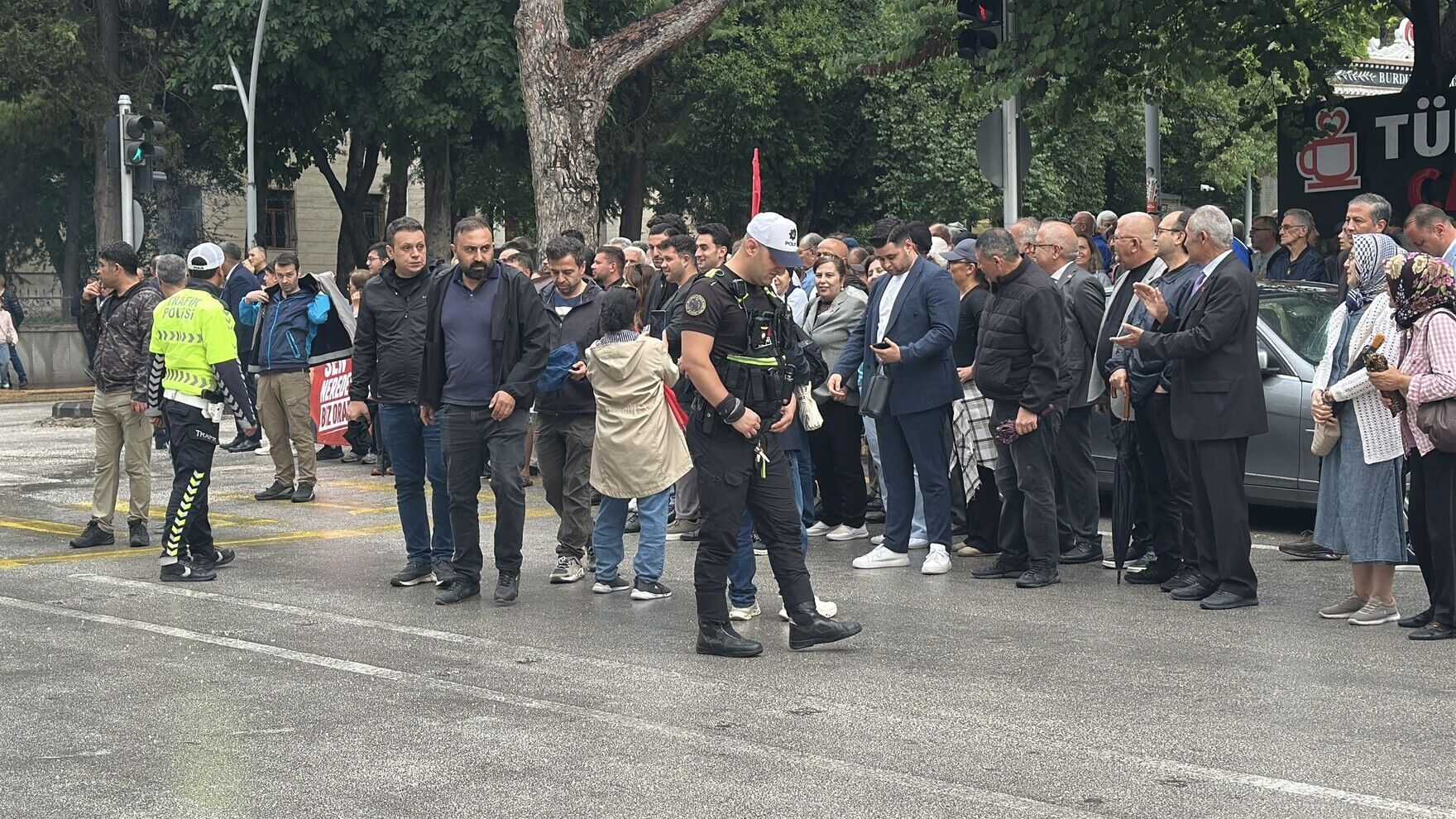 Ozgur Ozel Burdurda Bankin Uzerinden Seslendi (1)