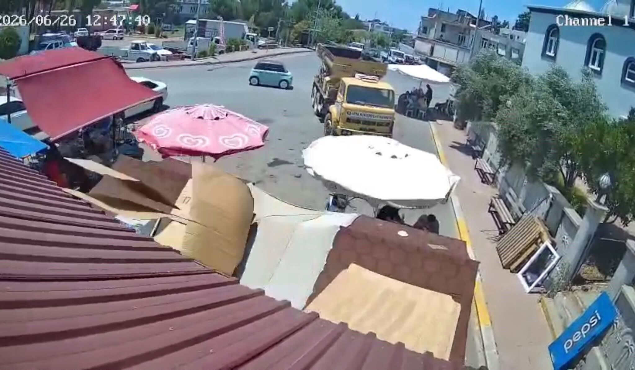 Serik'te Hortum Paniği! Tente Müşterilerin Üzerine Çöktü (6)