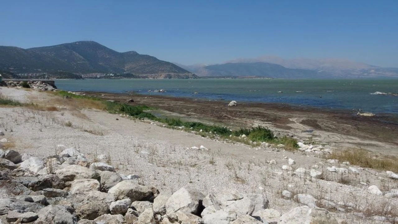 Türkiye’nin En Ünlü Gölü Çamurlara Hapsoldu (1)