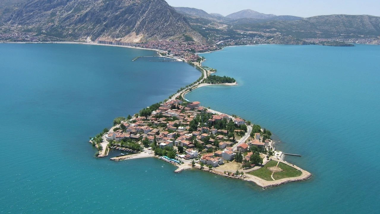 Türkiye’nin En Ünlü Gölü Çamurlara Hapsoldu (3)