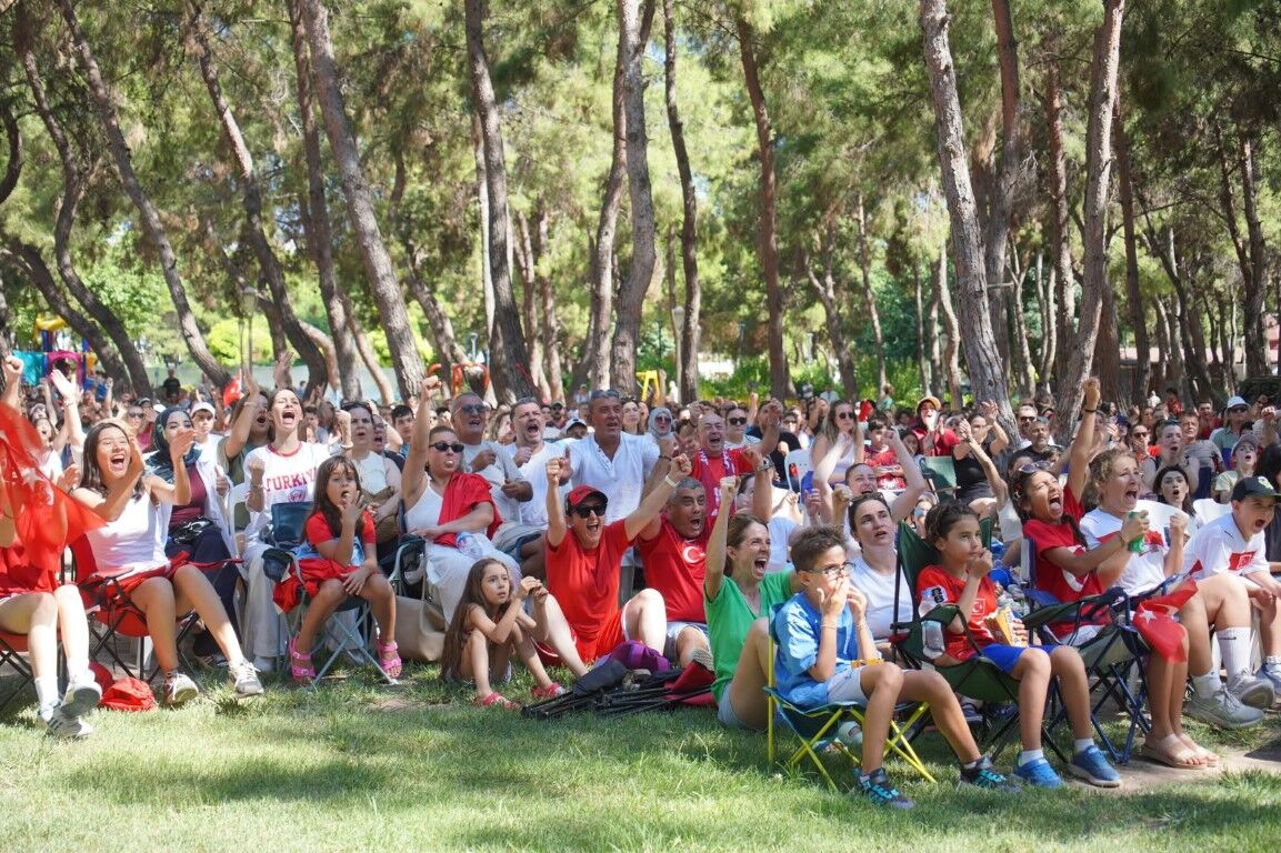 A Milli Kadın Voleybol Takımı’nın Galibiyeti Dev Ekranlarda Izlendi (5)