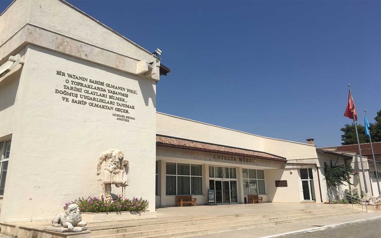 Akdeniz Universitesinin Hocasindan Sitem Dolu Sozler (2)