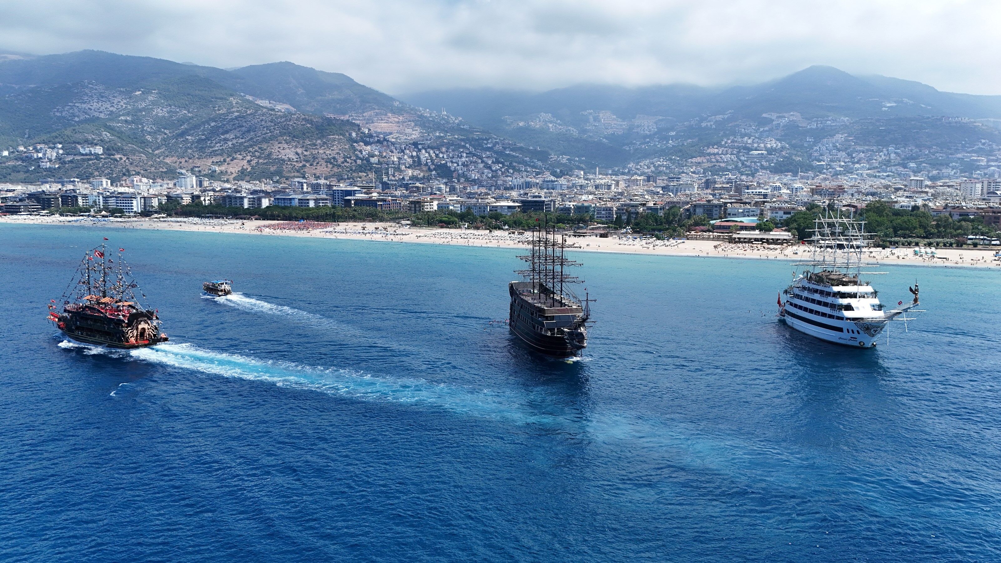 Alanya Da Sıcaklık 33 Dereceyi Buldu Turistler Denize Koştu (4)