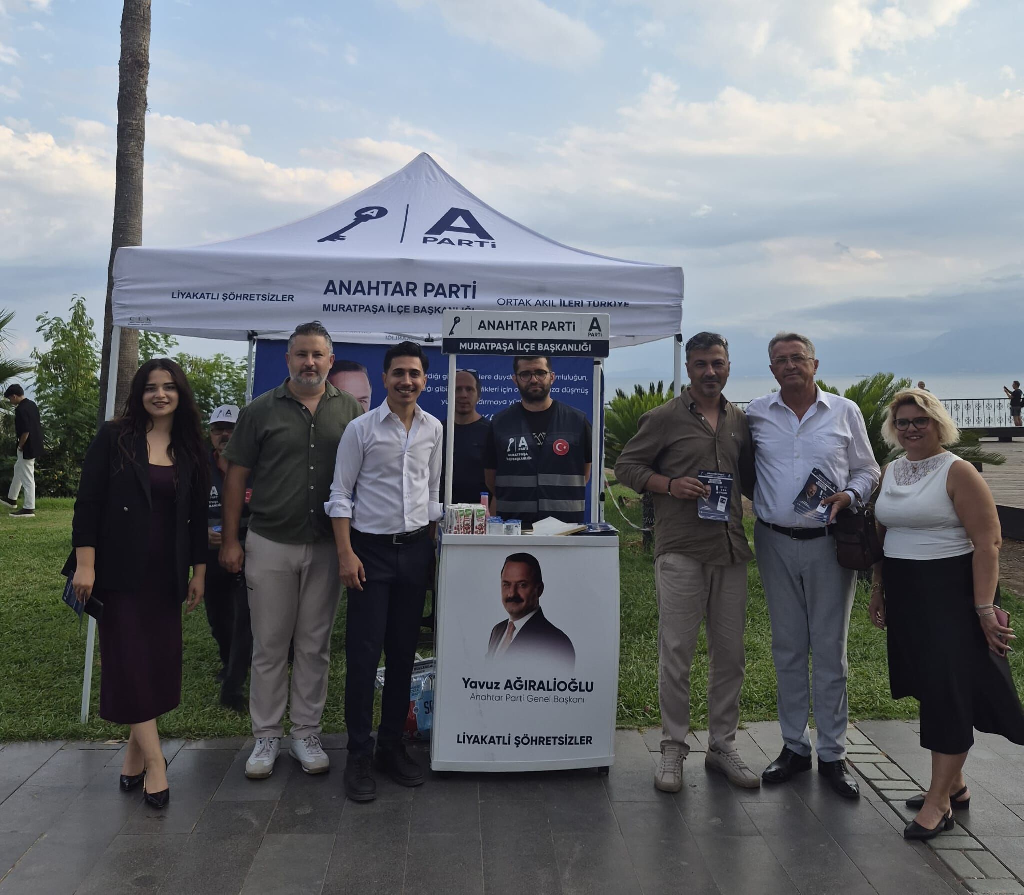 Anahtar Parti Muratpaşa Teşkilatı sokaklarda dertleri dinledi