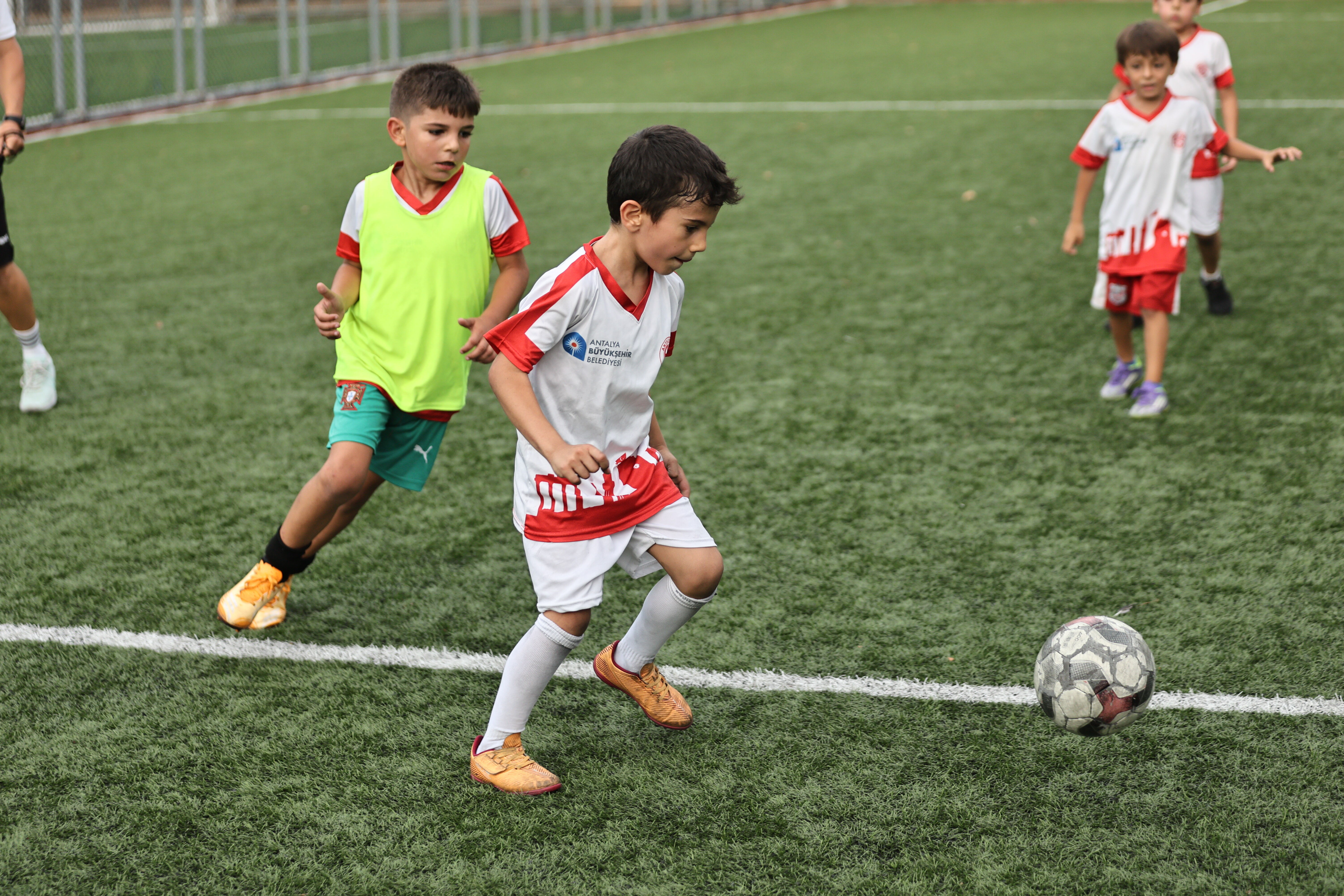 Antalya Büyükşehir’in Futbol Akademisi’nde Kız Çocukları Da Sahada (2)