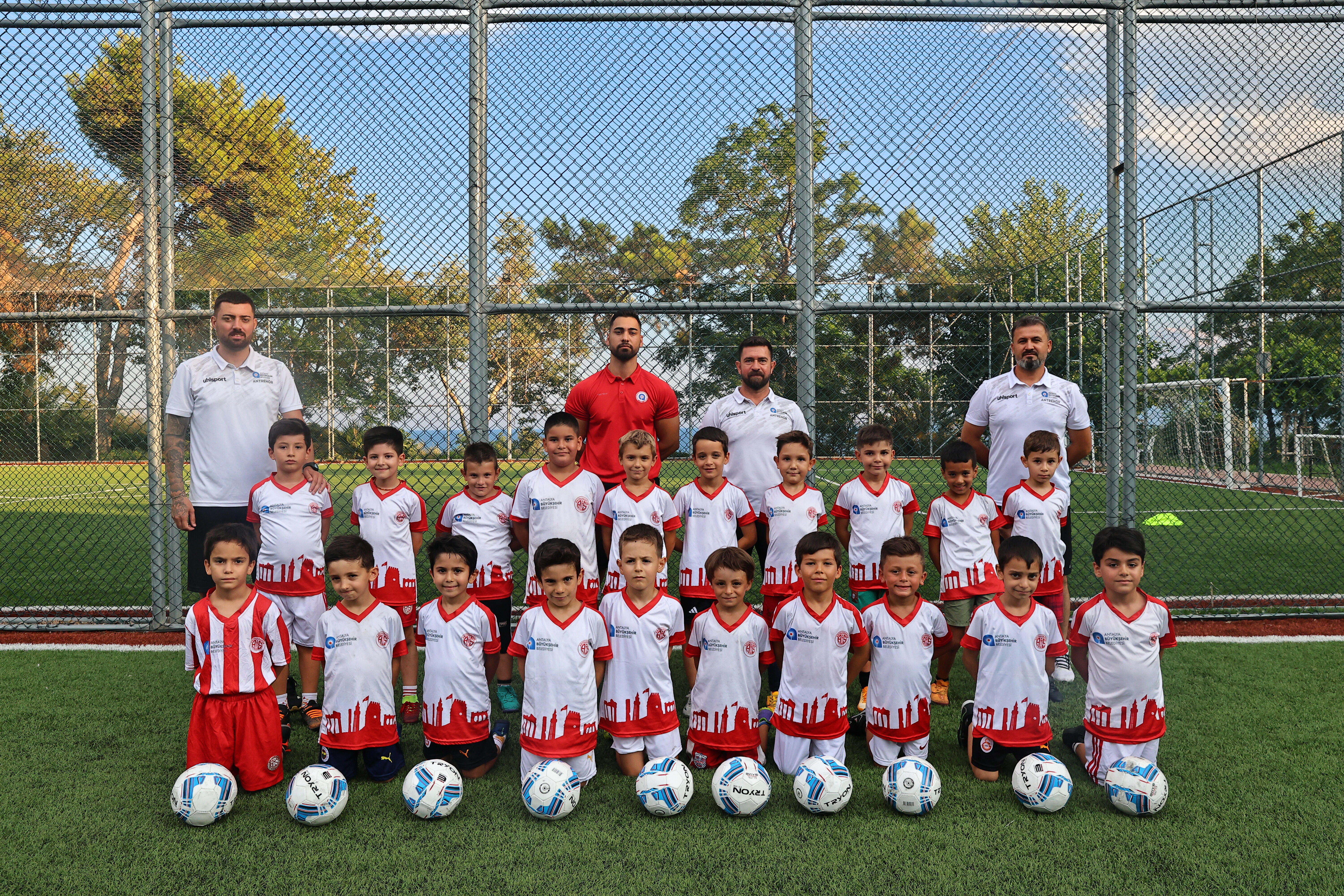 Antalya Büyükşehir’in Futbol Akademisi’nde Kız Çocukları Da Sahada (5)