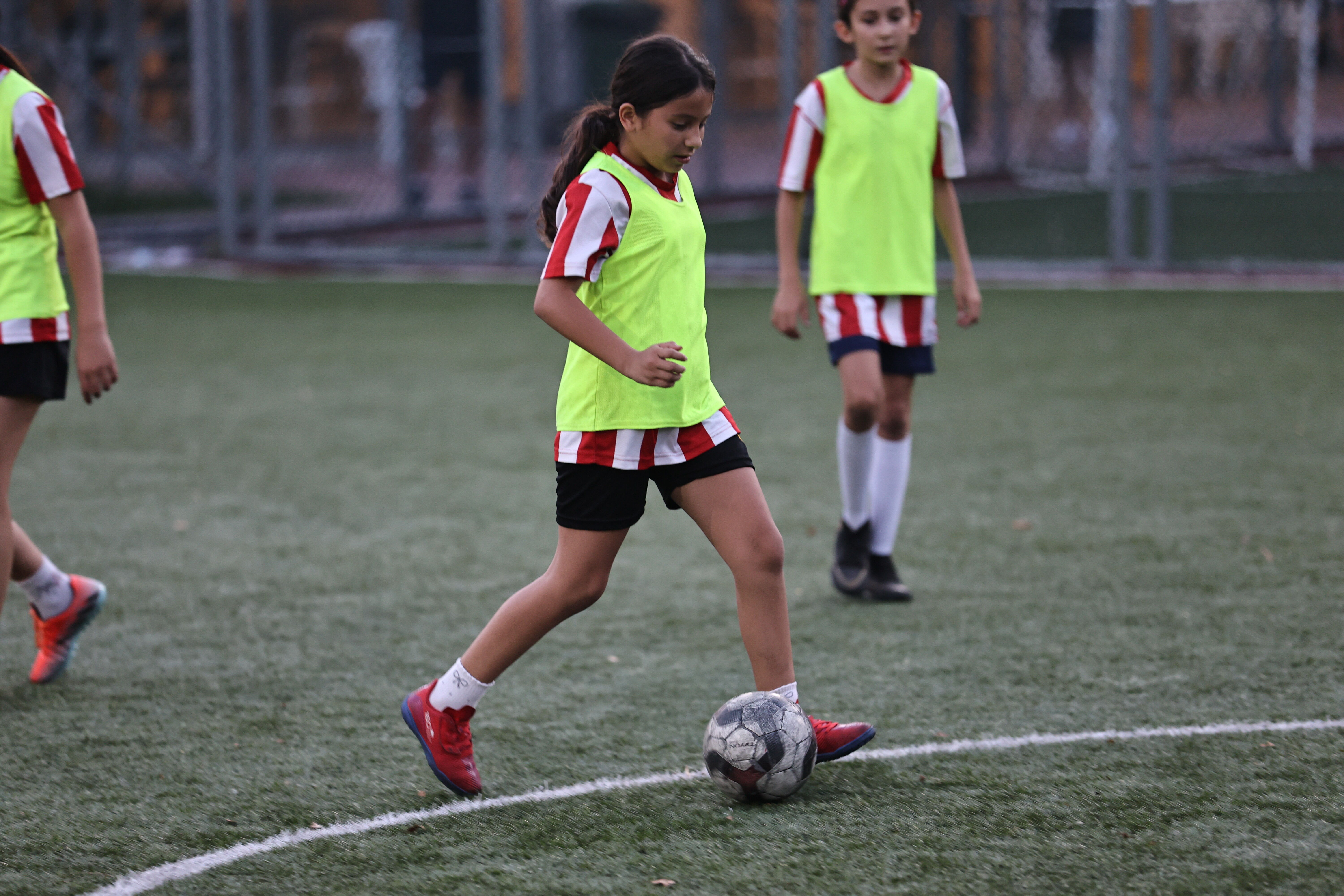Antalya Büyükşehir’in Futbol Akademisi’nde Kız Çocukları Da Sahada (9)