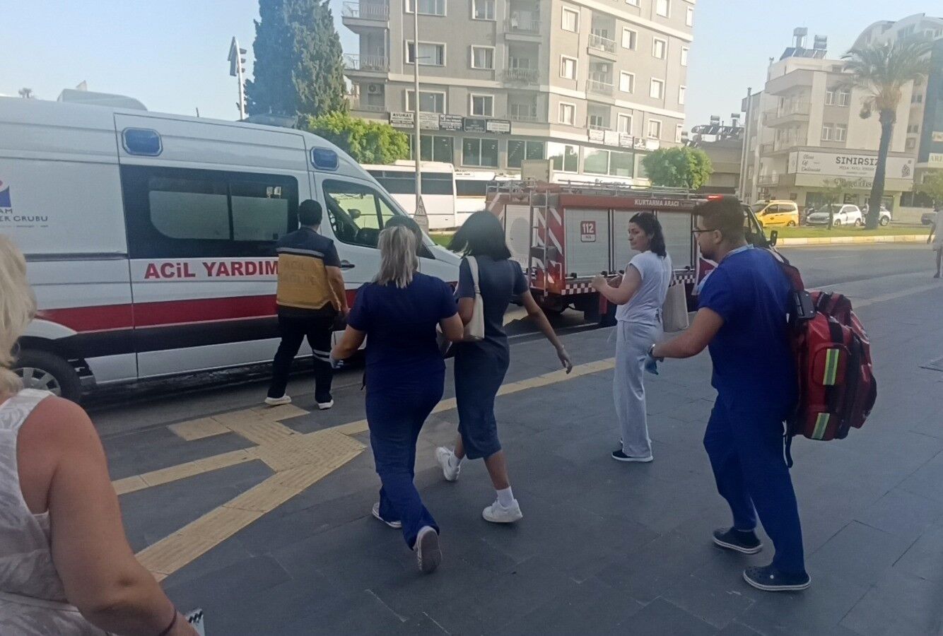 Antalya'da Asansör Paniği 5'I Turist 11 Kişi Mahsur Kaldı (2)