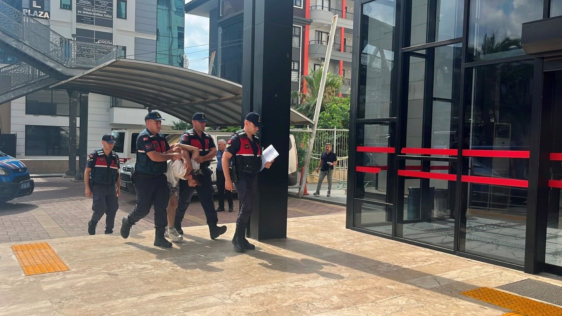 Antalya’da Böyle Gaspçı Görülmedi İçinde Çocuk Olan Otomobili De Kaçırdı (1)