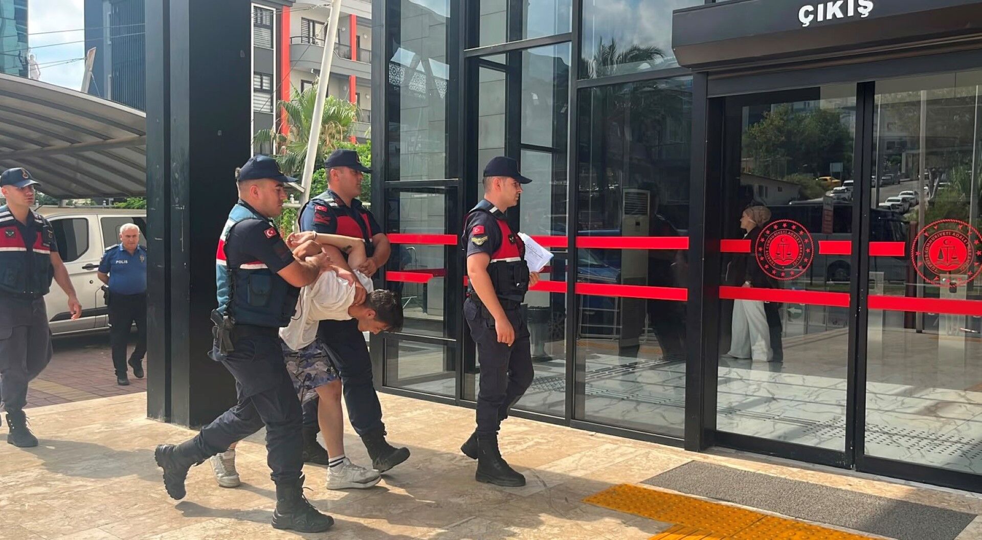 Antalya’da Böyle Gaspçı Görülmedi İçinde Çocuk Olan Otomobili De Kaçırdı (4)