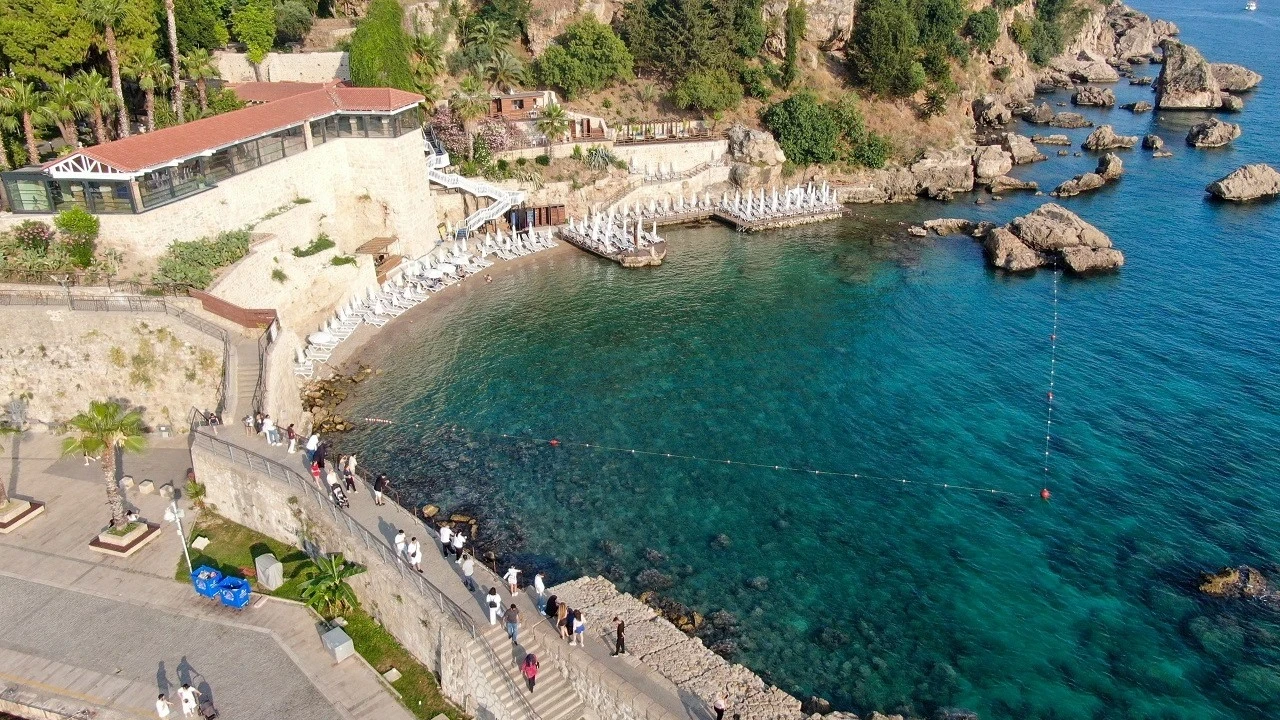 Antalya’da Denize Girmek Isteyenler Ücretlere Isyan Etti (2)