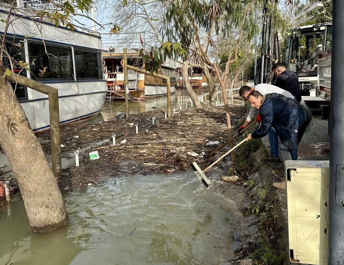Antalya'da Korkutan Tablo! 57 Meteorolojik Uyarı, 17 Ilçede Afet (1)