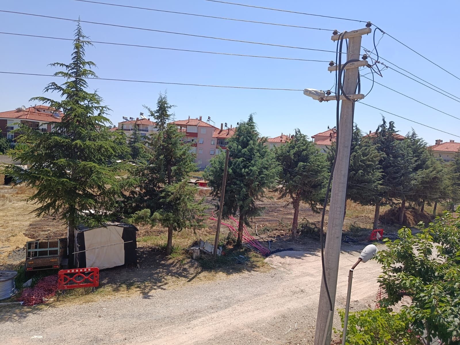 Antalya’da Trafo Için Yapılan Ağaç Kıyımına Mahalleli Engel Oldu (3)