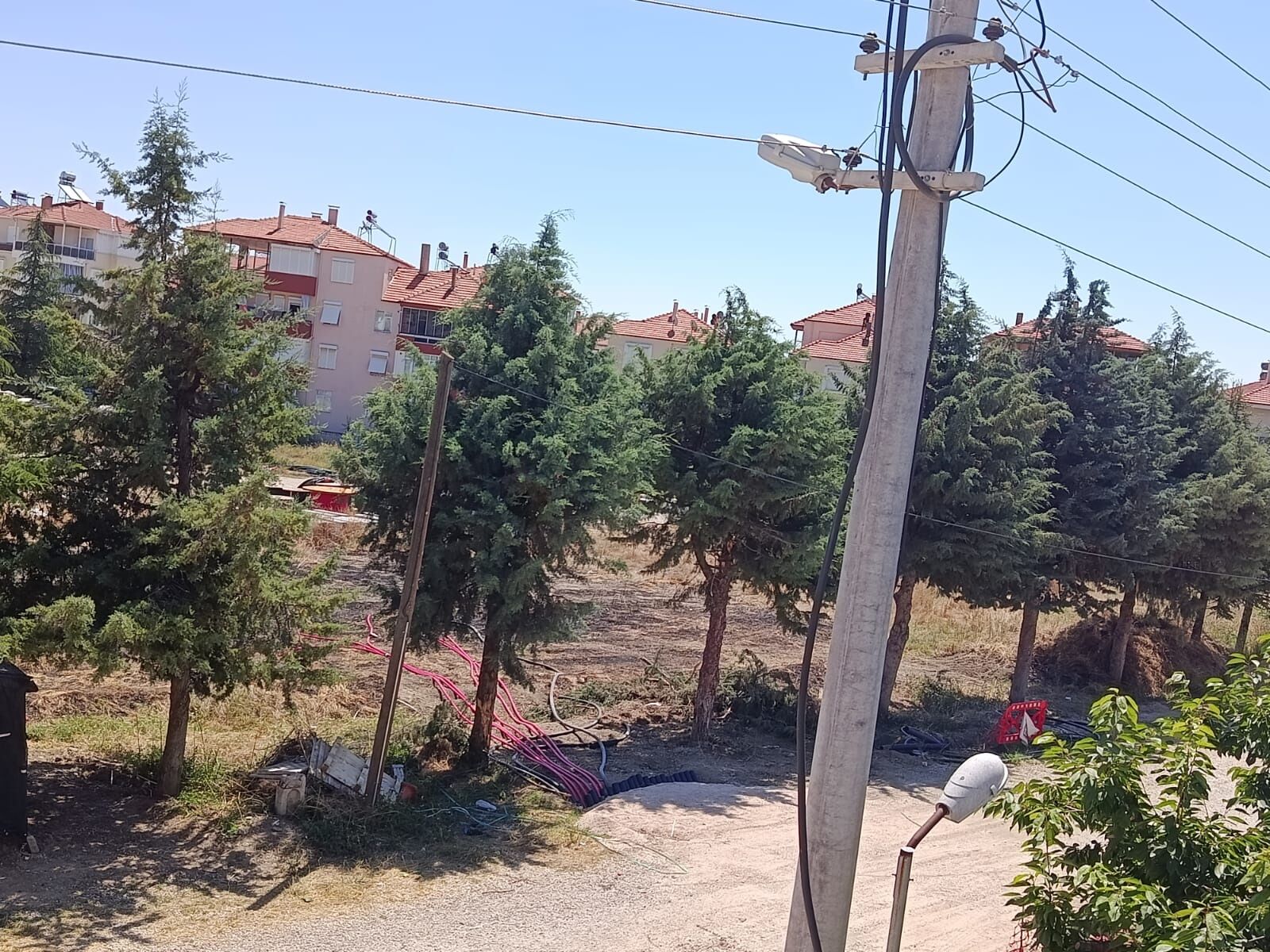 Antalya’da Trafo Için Yapılan Ağaç Kıyımına Mahalleli Engel Oldu (4)