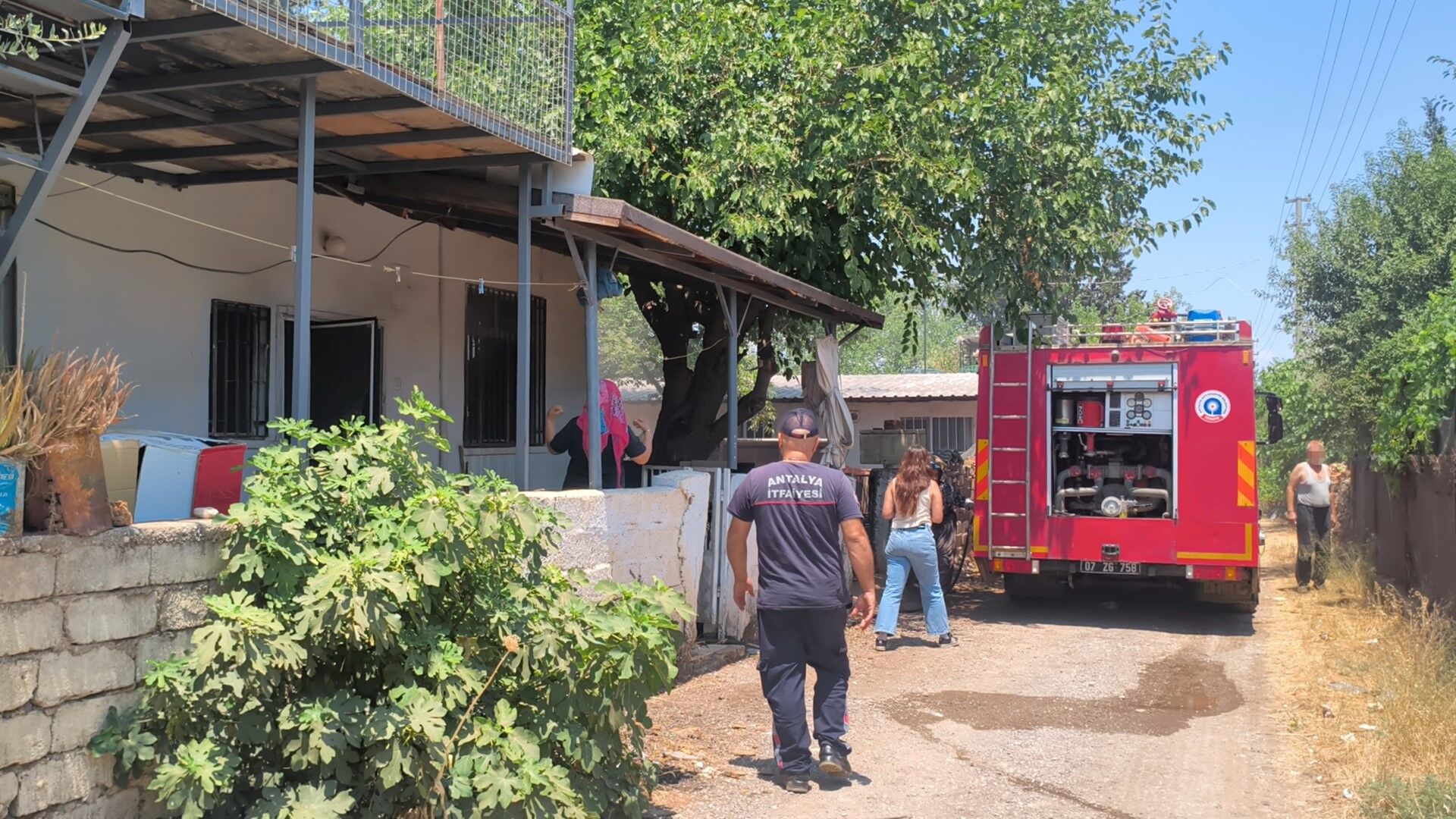 Antalya’da Uzaklaştırma Kararı Aldıran Eşinin Evini Ateşe Verdi (2) (Large)