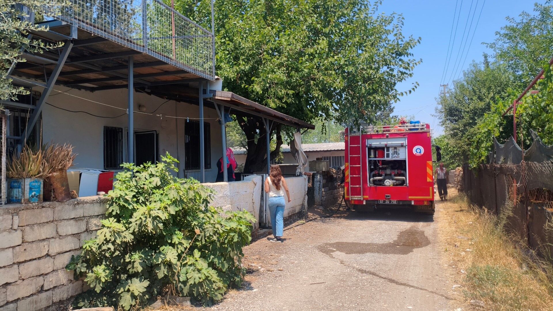 Antalya’da Uzaklaştırma Kararı Aldıran Eşinin Evini Ateşe Verdi (4) (Large)