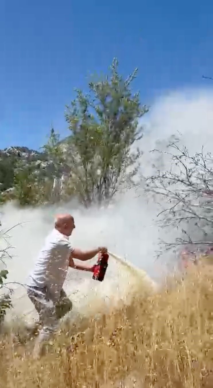 Antalya’daki Aile Orman Yangının Önüne Geçti (2)