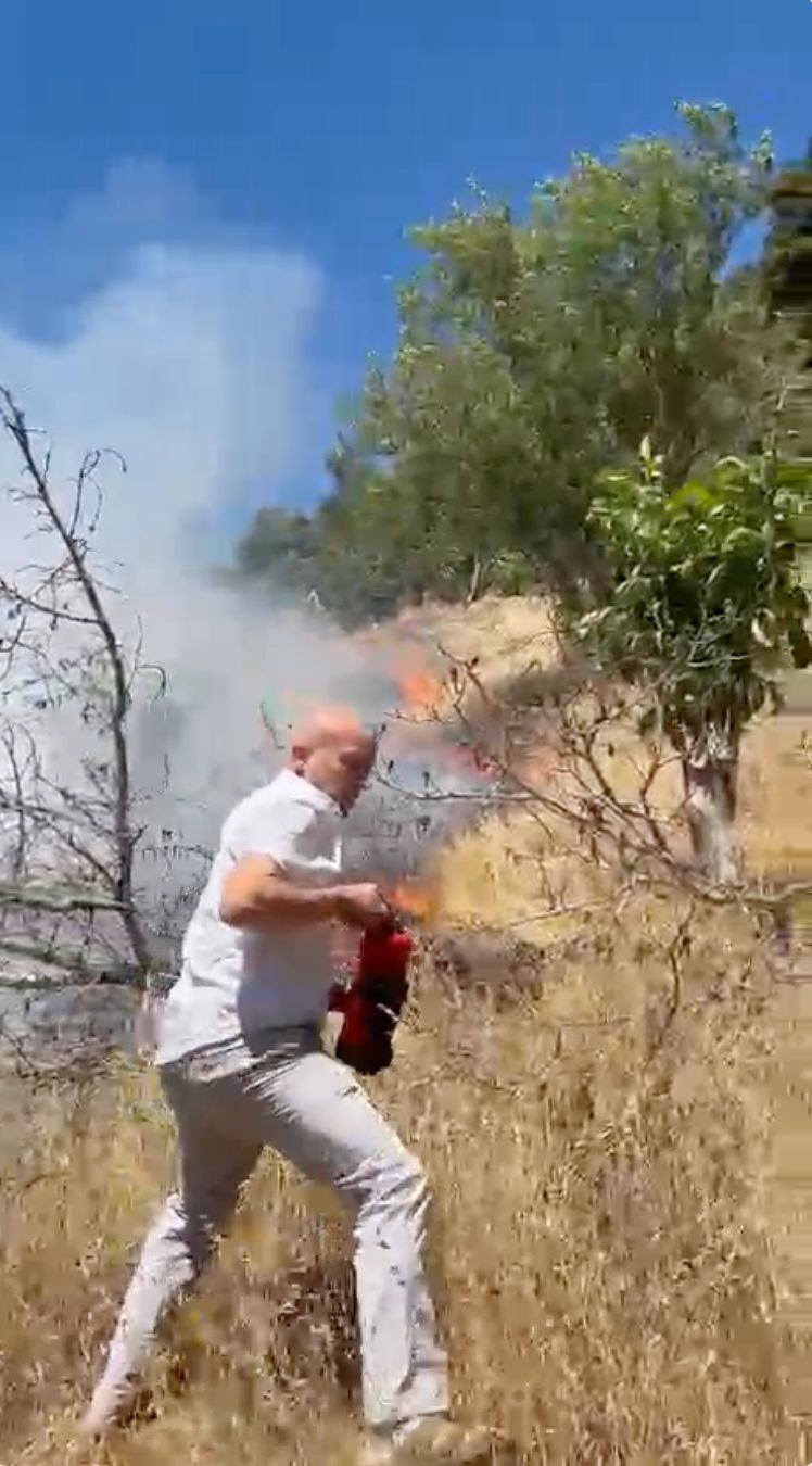 Antalya’daki Aile Orman Yangının Önüne Geçti (5)