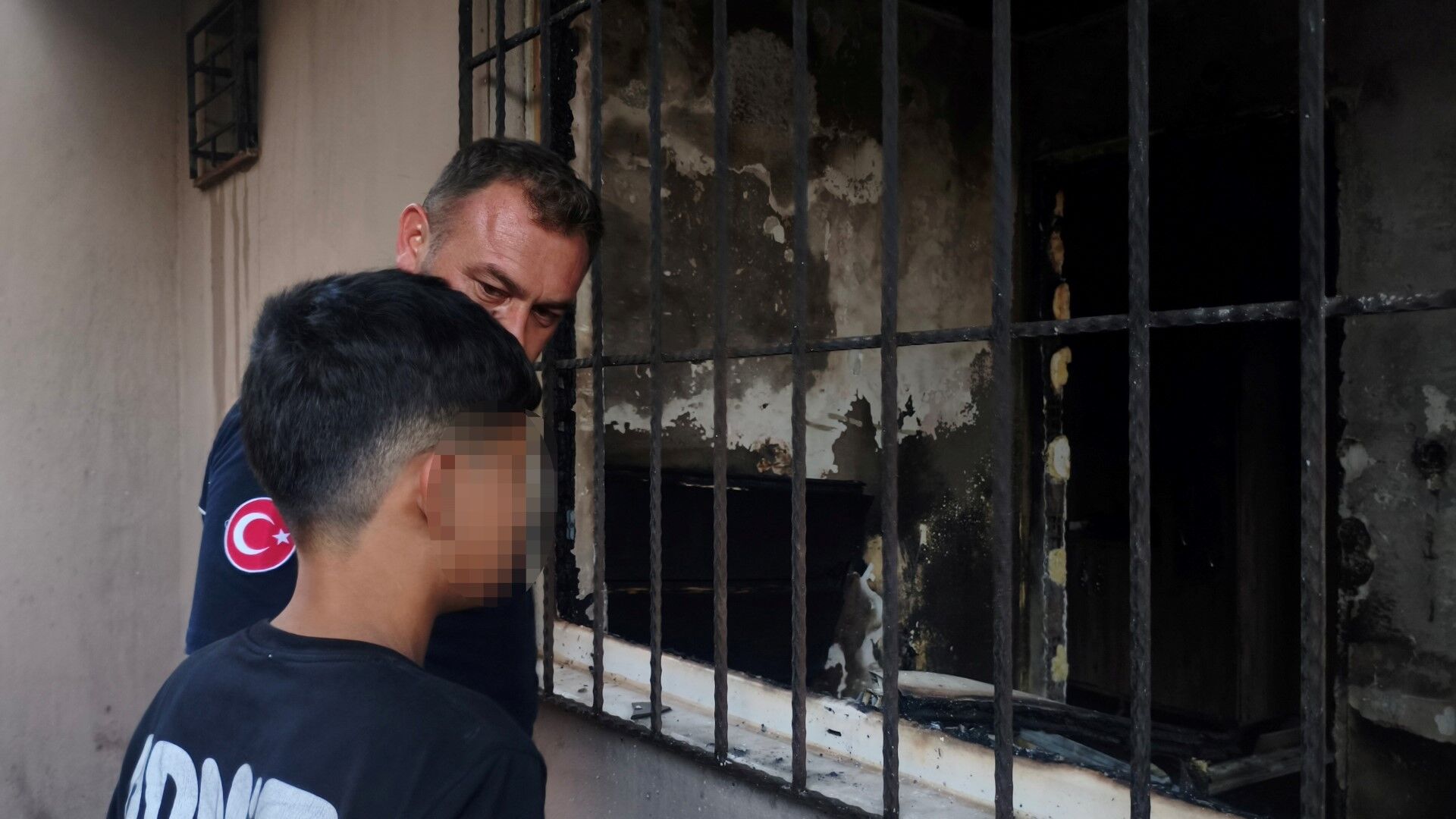 Antalya’daki Yangında Itfaiye Eri Çocuğu Yalnız Bırakmadı Görenler Duygulandı (2)