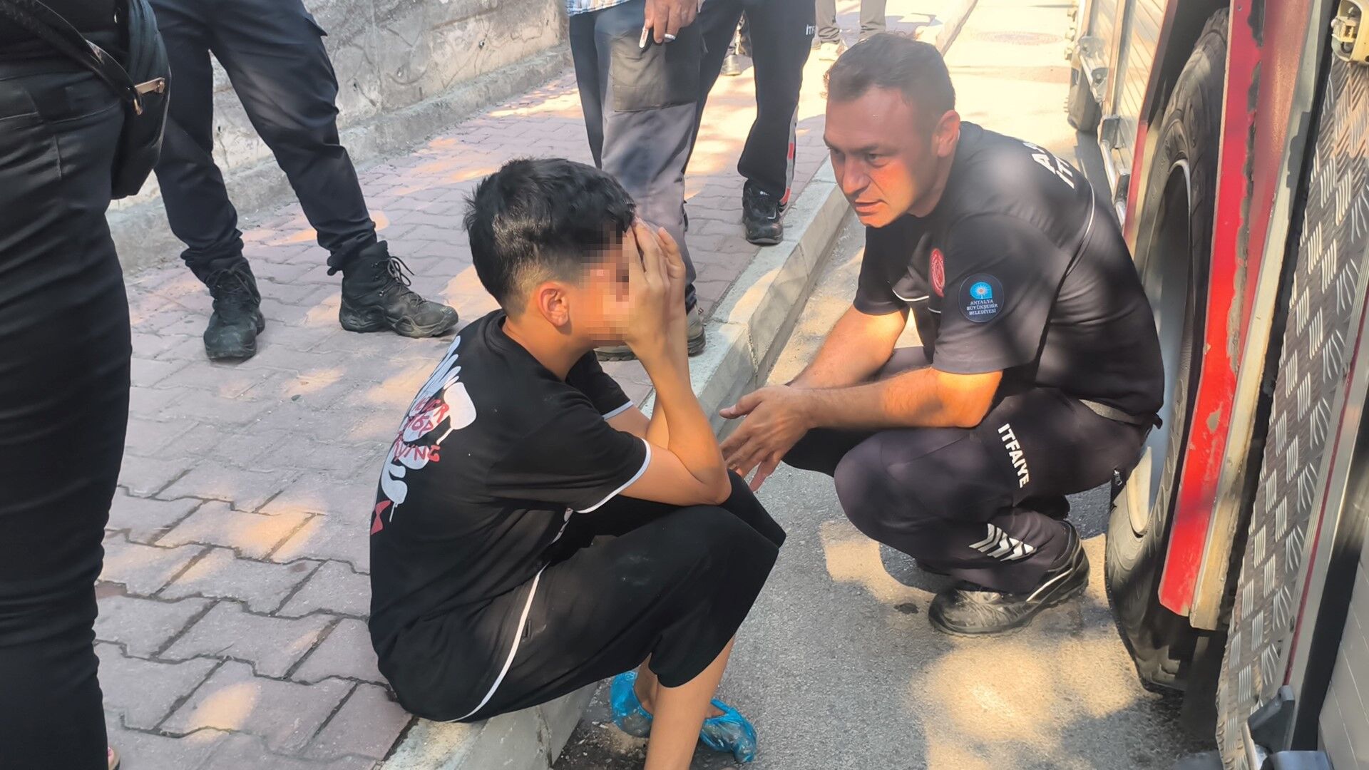 Antalya’daki Yangında Itfaiye Eri Çocuğu Yalnız Bırakmadı Görenler Duygulandı (4)