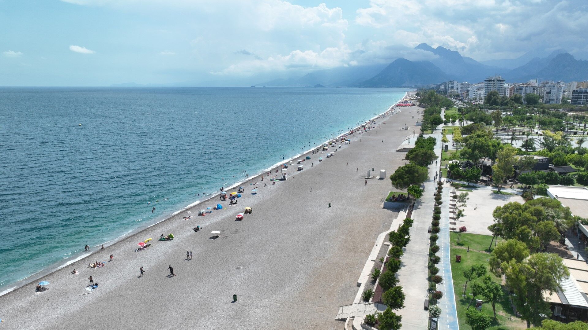 Antalya’nın Dünyaca Ünlü Konyaaltı Sahili Dron Desteğiyle Temizlendi (2)