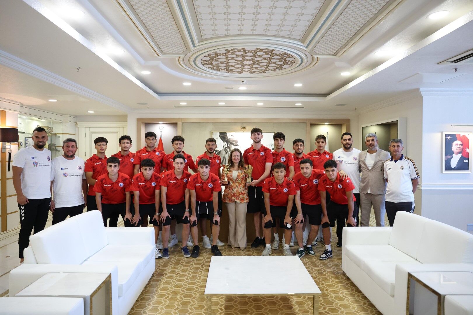 Antalya’nın Şampiyon Sporcularından Başkan Vekili Özdemir’e Anlamlı Ziyaret (3)