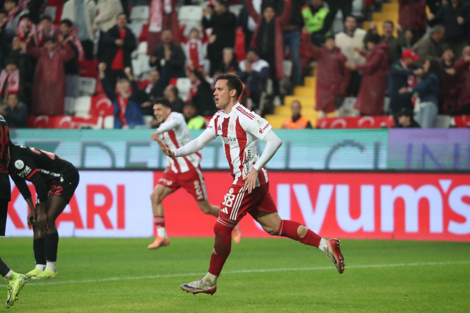 Antalyaspor’dan Ayrılmak Isteyen Saric’in Görüştüğü Takımlar Belli Oldu (5)