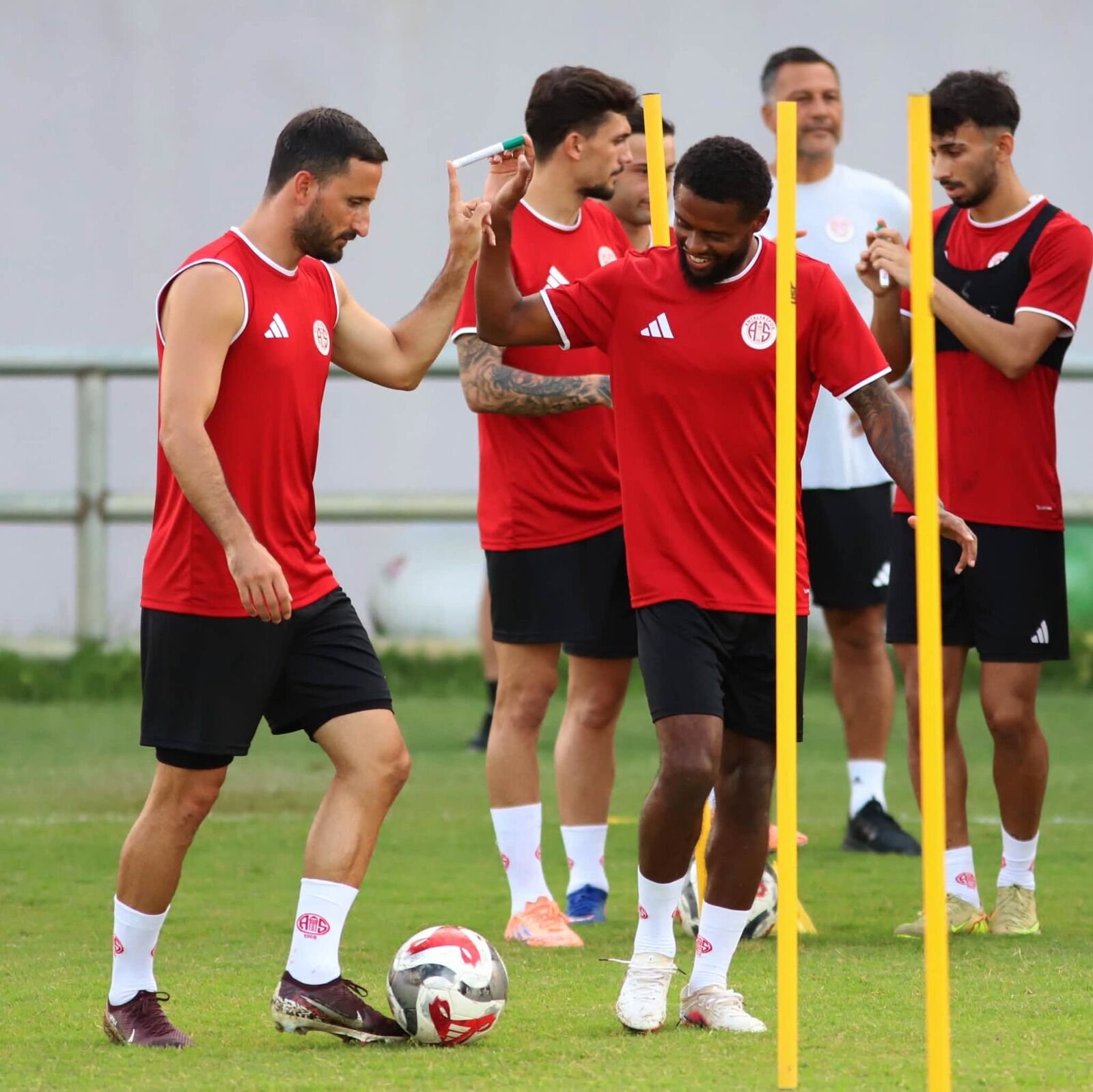 Antalyasporlu Futbolcular 2 Günlük Izne Çıktı (1)