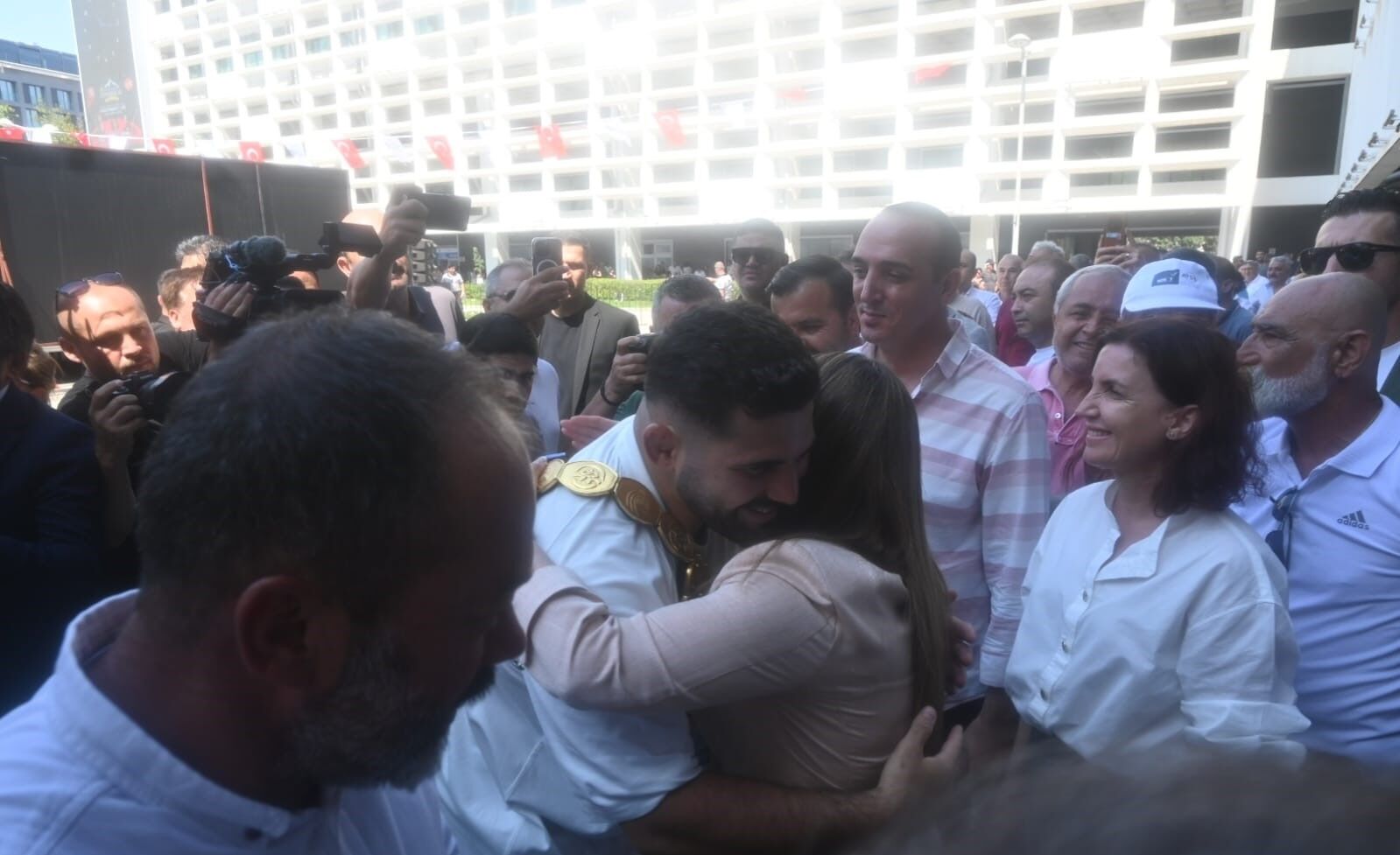 Büşra Özdemir Kırkpınar Başpehlivanı Erkan Taş’ı Karşıladı (2)